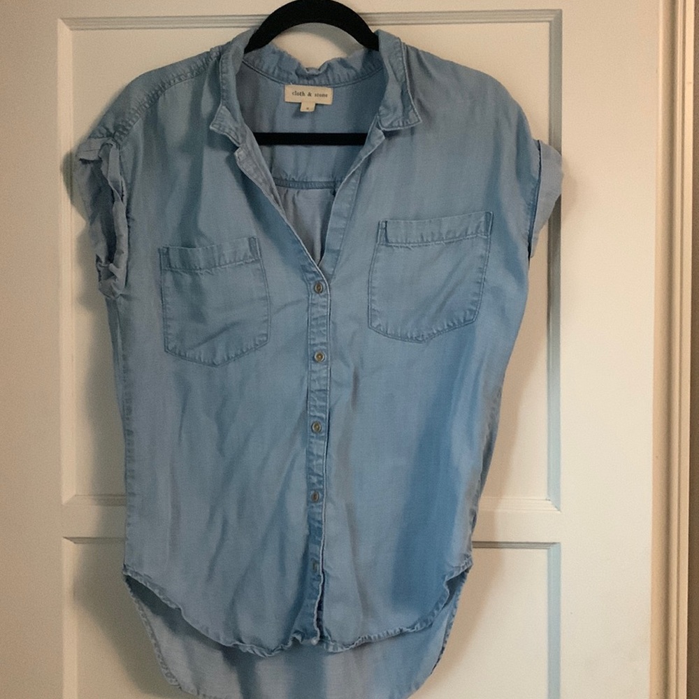 Cloth and Stone chambray shirts sleeve button down. Size small.